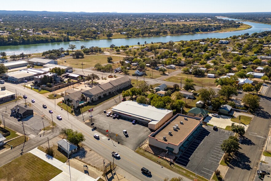 705 Bessemer Ave, Llano, TX à vendre - Photo de l’immeuble – Image 2 sur 2