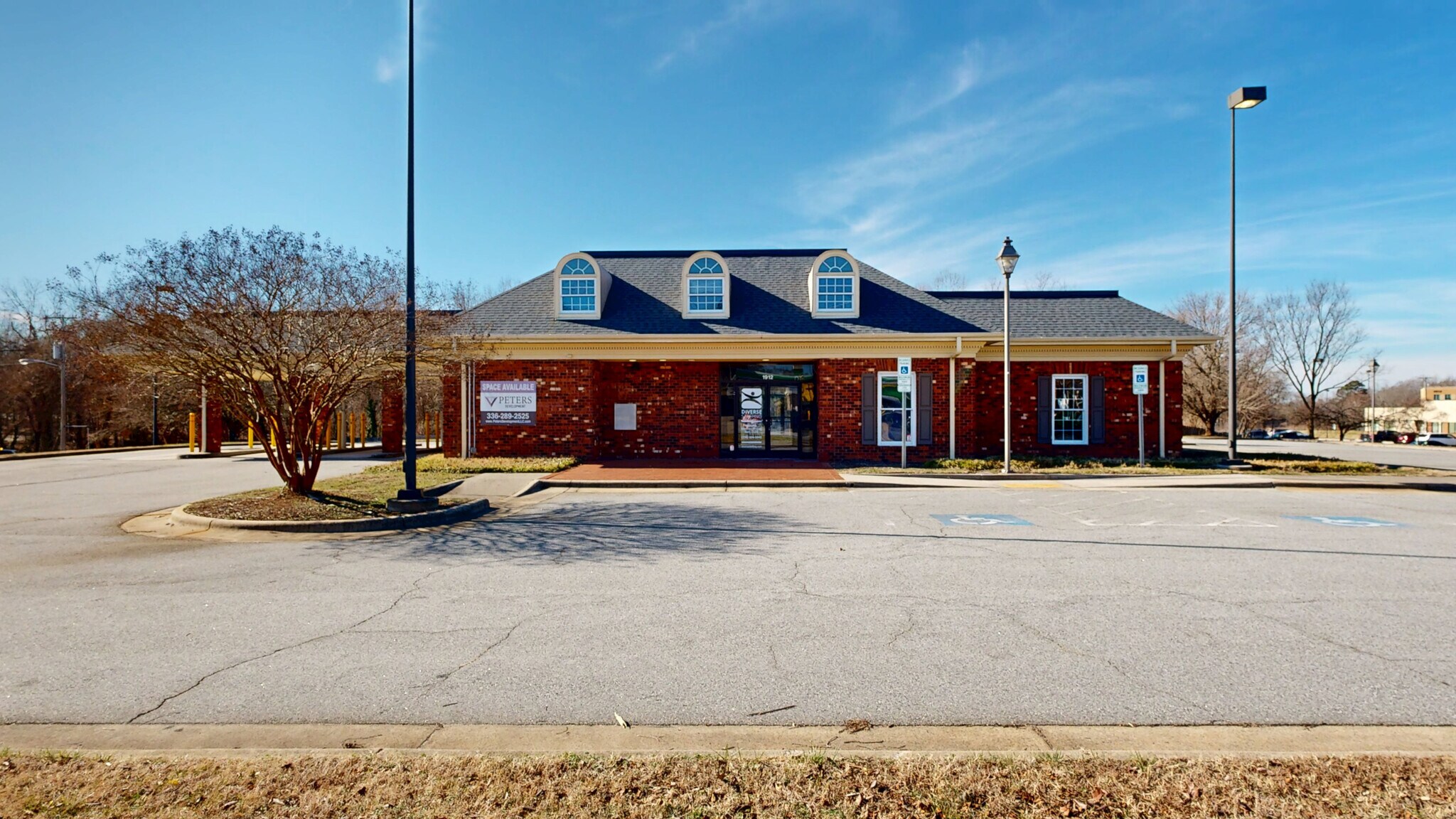 2200 Westchester Dr, High Point, NC à louer Photo de l’immeuble– Image 1 sur 8