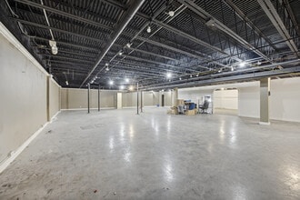 261-275 E Maple Rd, Birmingham, MI à louer Photo intérieure– Image 2 sur 4