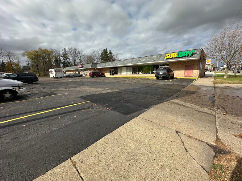 322 S Cochran Ave, Charlotte, MI à louer - Photo de l’immeuble – Image 2 sur 5