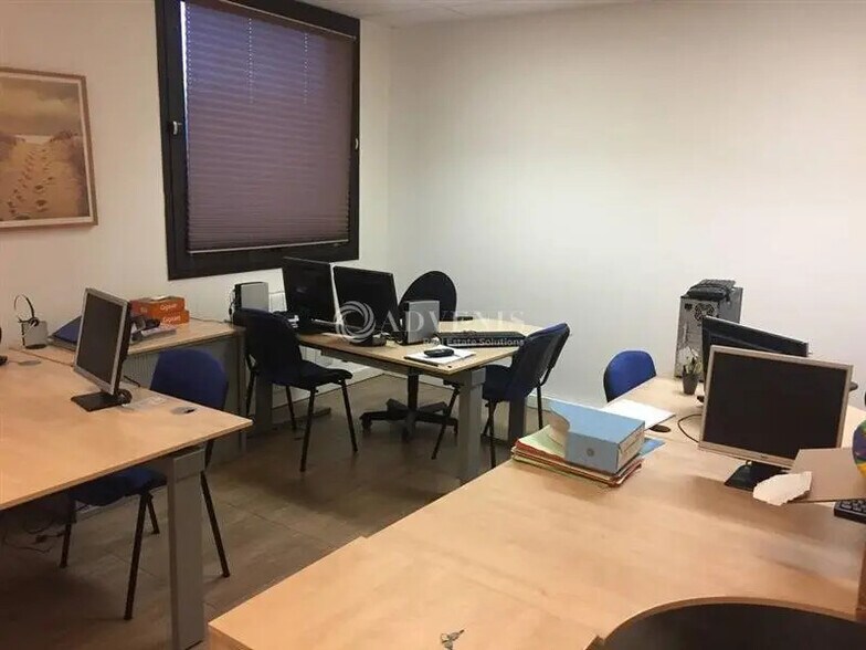 Bureau dans Montigny-le-Bretonneux à vendre - Photo de l’immeuble – Image 2 sur 2