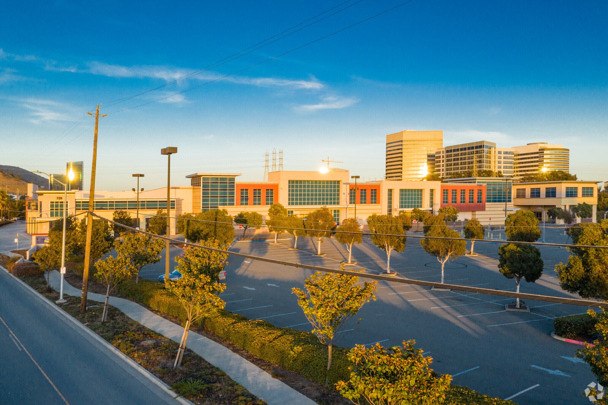 720 Dubuque Ave, South San Francisco, CA à louer Photo principale– Image 1 sur 10