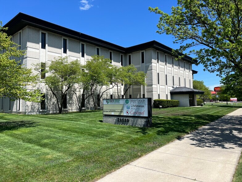 20500 Eureka Rd, Taylor, MI à louer - Photo de l’immeuble – Image 2 sur 7