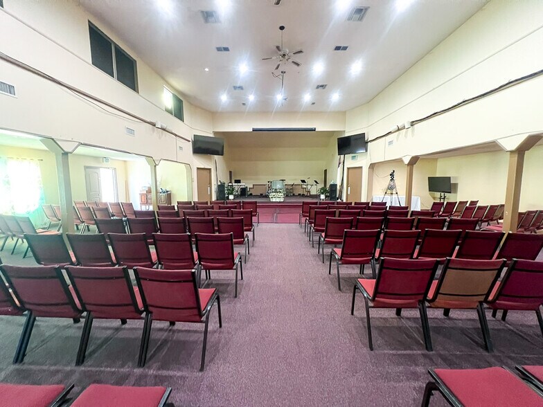 Religious Property for Sale portefeuille de 3 biens à vendre sur LoopNet.fr - Photo intérieure – Image 2 sur 13