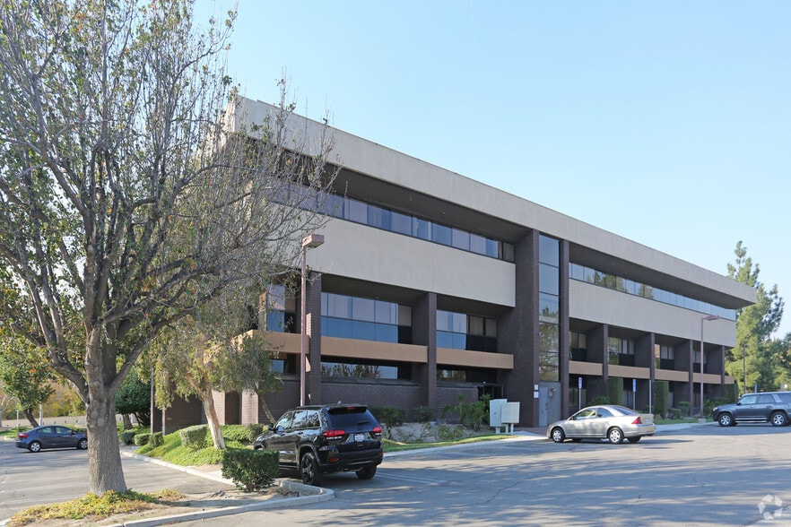 2950 Sycamore Dr, Simi Valley, CA à louer - Photo principale – Image 1 sur 5