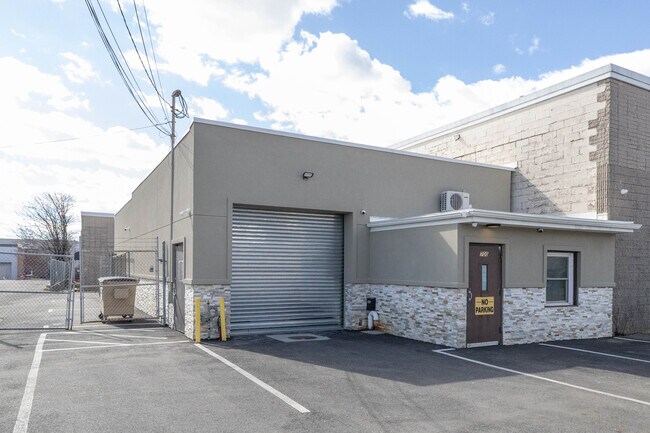 Plus de détails pour 700 Summa Ave, Westbury, NY - Industriel/Logistique à vendre