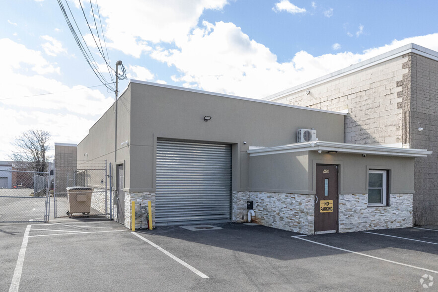 700 Summa Ave, Westbury, NY à vendre - Photo de l’immeuble – Image 1 sur 20