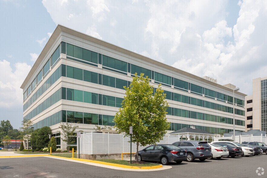 6565 Arlington Blvd, Falls Church, VA à louer - Photo de l’immeuble – Image 2 sur 8