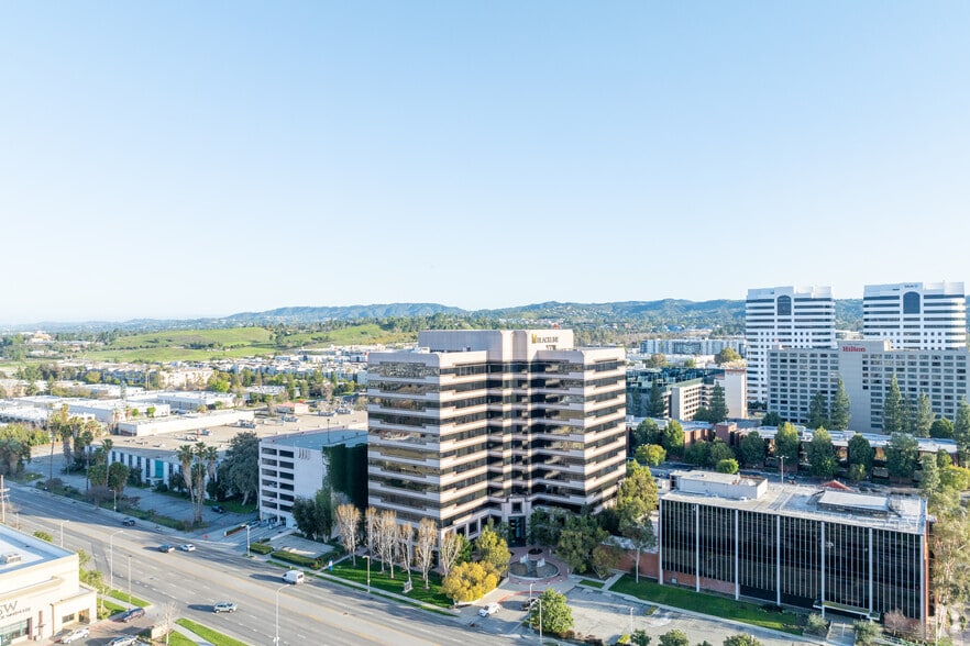21300 Victory Blvd, Woodland Hills, CA à louer - Photo de l’immeuble – Image 3 sur 11