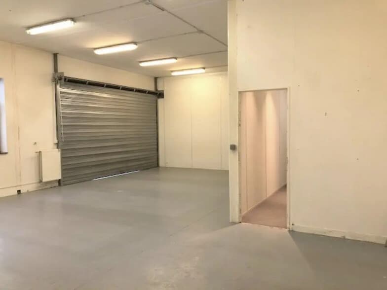Local d’activités dans Voisins-le-Bretonneux à louer - Photo de l’immeuble – Image 2 sur 15