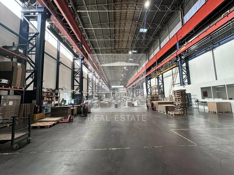 Industriel/Logistique dans Grenoble à louer - Photo de l’immeuble – Image 3 sur 12
