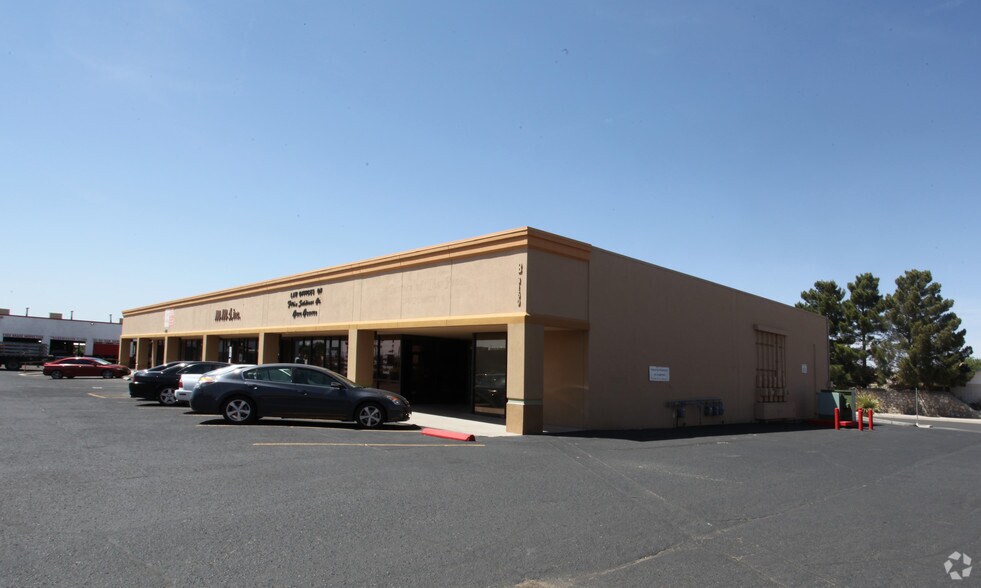 3160 N Lee Trevino Dr, El Paso, TX à louer - Photo principale – Image 1 sur 8