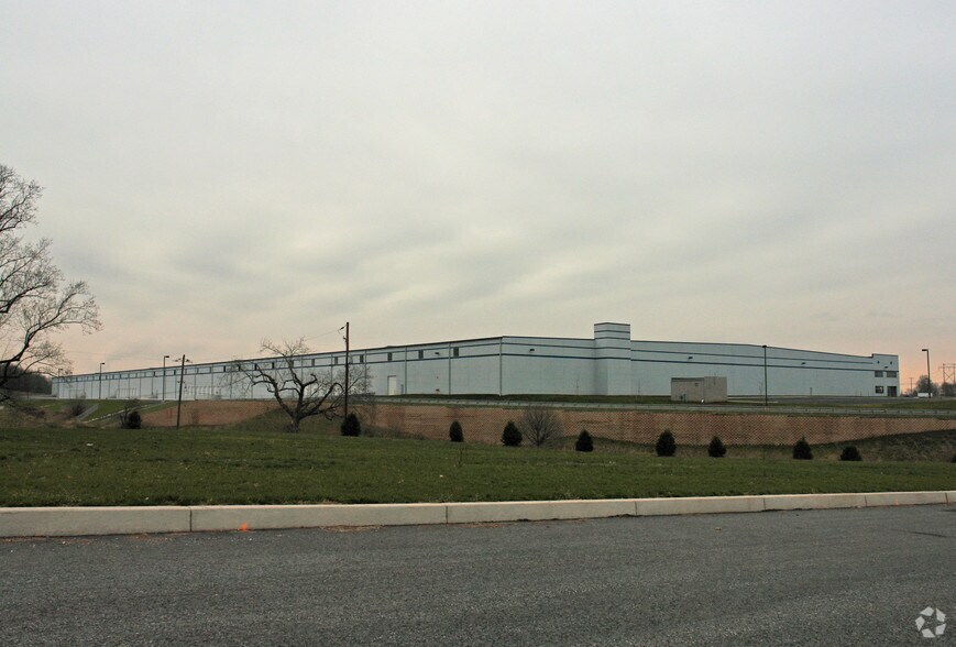 225 Cross Farm Ln, York, PA à louer - Photo de l’immeuble – Image 2 sur 2