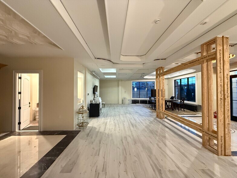 342 Post Ave, Westbury, NY à louer - Photo de l’immeuble – Image 2 sur 9