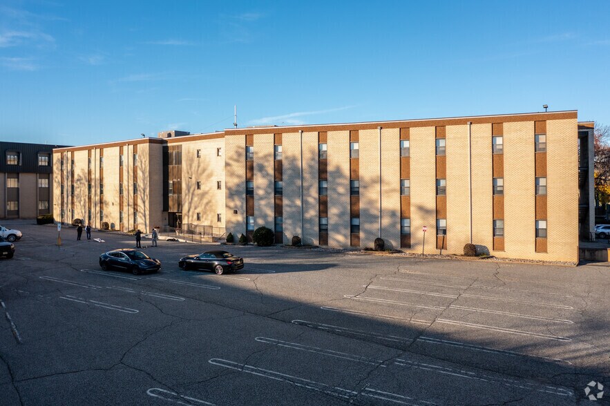 673 Morris Ave, Springfield, NJ à louer - Photo de l’immeuble – Image 3 sur 15