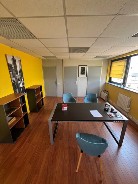 Bureau dans Élancourt à louer - Photo de l’immeuble – Image 3 sur 8
