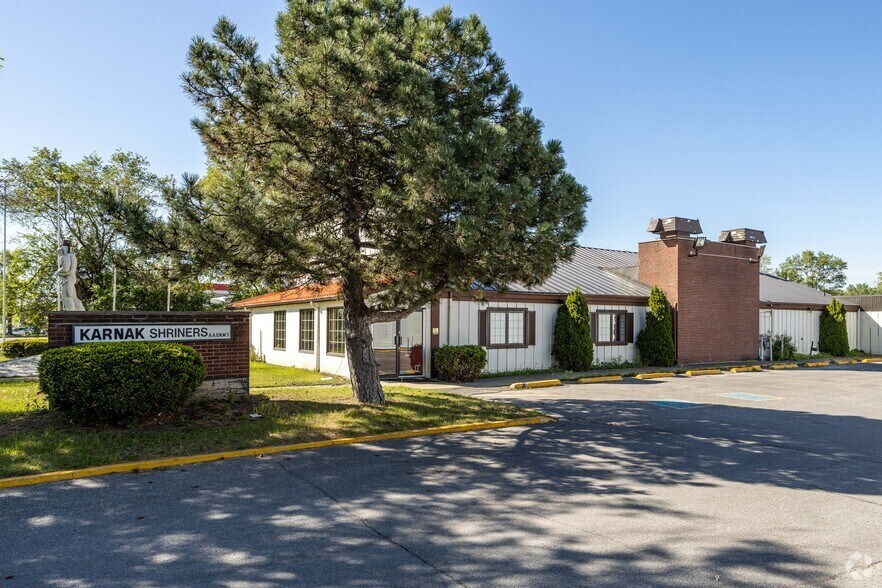 3350 Boul Des Sources, Dollard-des-Ormeaux, QC à louer - Photo de l’immeuble – Image 2 sur 5