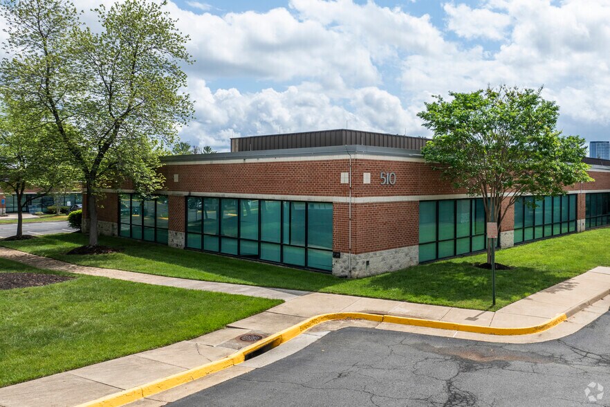 510 Huntmar Park Dr, Herndon, VA à louer - Photo de l’immeuble – Image 2 sur 7