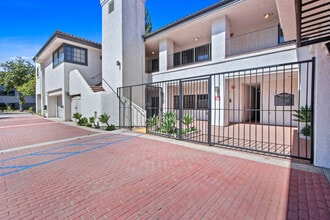 1611 E 4th St, Santa Ana, CA à louer Photo de l’immeuble– Image 2 sur 4