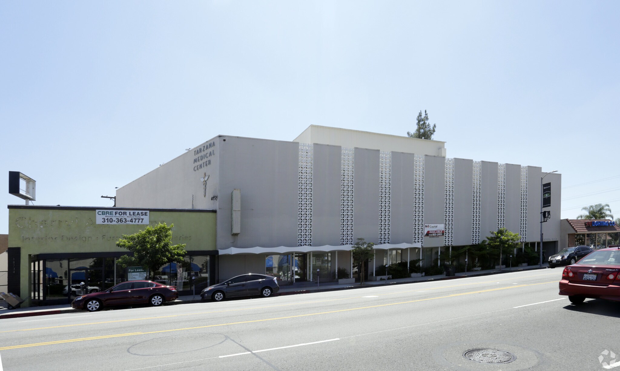 18740 Ventura Blvd, Tarzana, CA à louer Photo principale– Image 1 sur 26