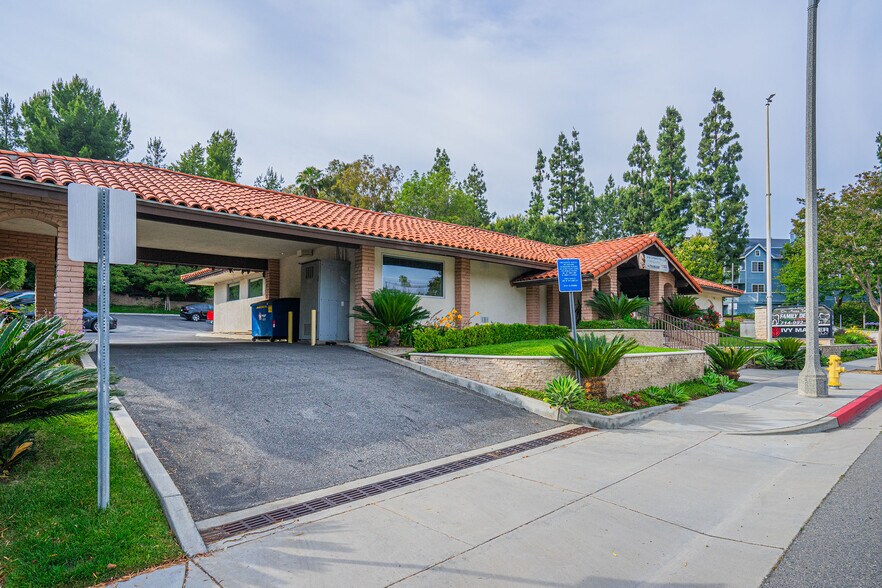 1441 N Brea Blvd, Fullerton, CA à louer - Photo de l’immeuble – Image 2 sur 28