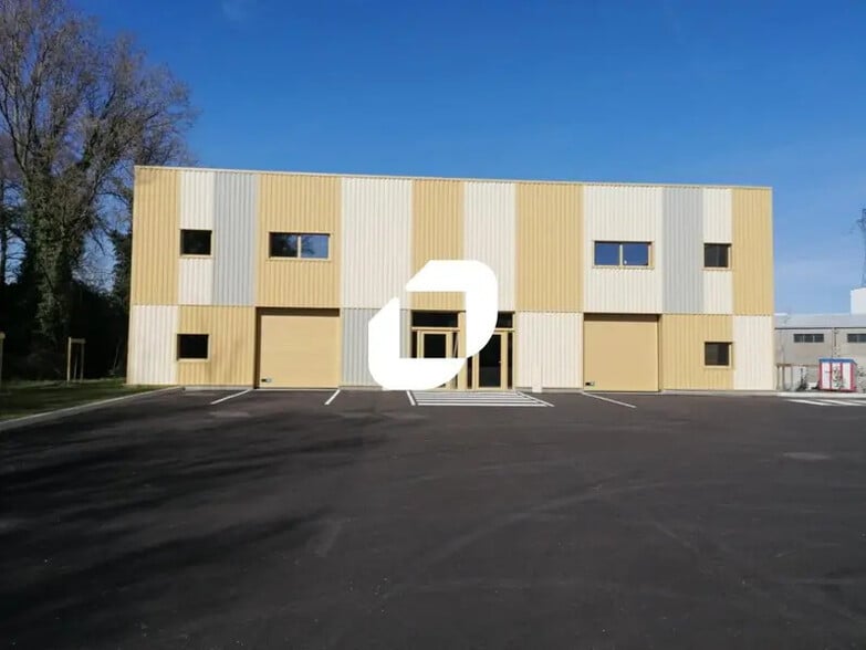 Local d'activités dans Saint-Genis-Laval à vendre - Photo de l’immeuble – Image 1 sur 16