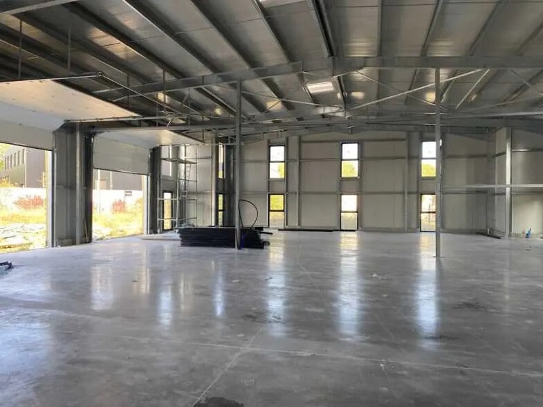 Local d’activités dans Le Petit-Quevilly à louer - Photo de l’immeuble – Image 1 sur 3