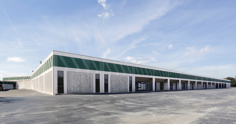 7100 N Loop Fwy E, Houston, TX à louer - Photo de l’immeuble – Image 1 sur 9