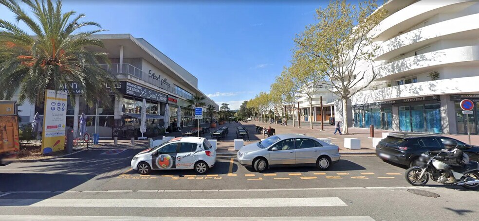 Local commercial dans Mandelieu-la-Napoule à louer - Photo de l’immeuble – Image 3 sur 3