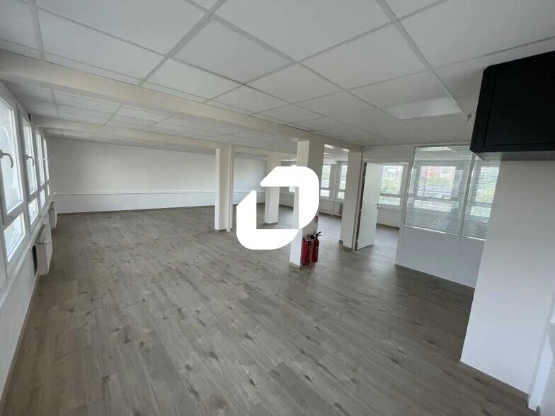 Bureau dans Ivry-sur-Seine à louer - Photo de l’immeuble – Image 2 sur 11