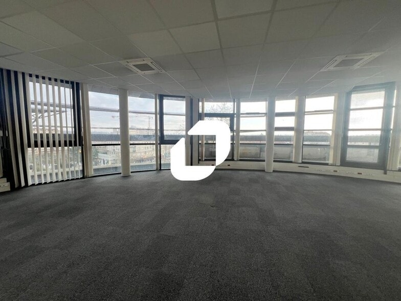 Bureau dans Melun à vendre - Photo de l’immeuble – Image 2 sur 7