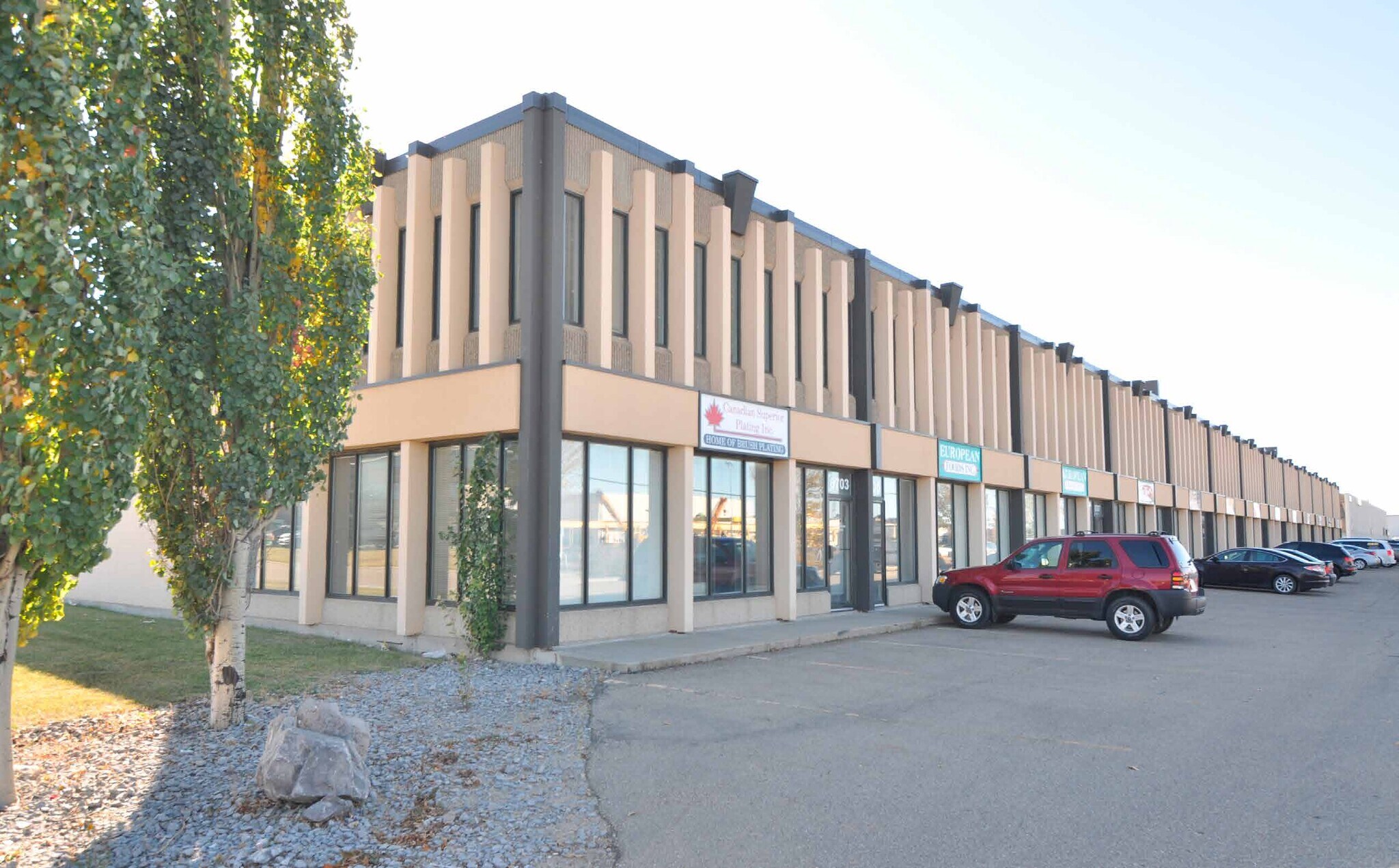 8703-8727 53rd Ave NW, Edmonton, AB à louer Photo de l’immeuble– Image 1 sur 6