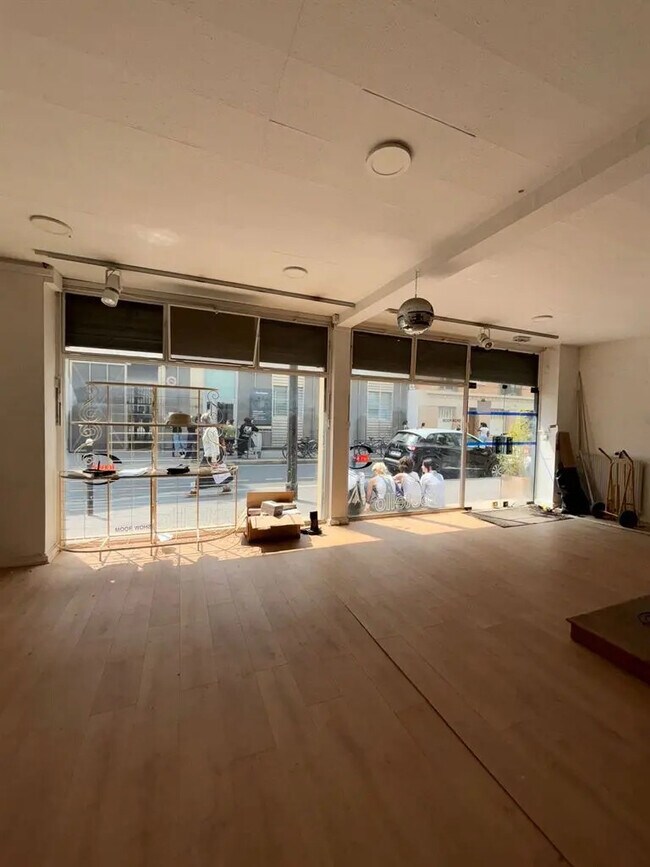 Plus de détails pour Local commercial à louer