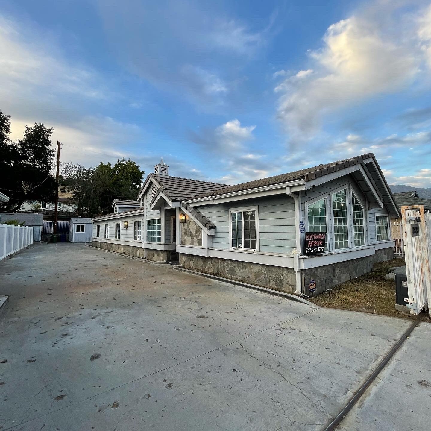 8823 Fenwick St, Sunland, CA à louer Photo de l’immeuble– Image 1 sur 16