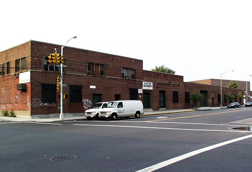 58-01 Grand Ave, Maspeth, NY à vendre - Photo de l’immeuble – Image 1 sur 3