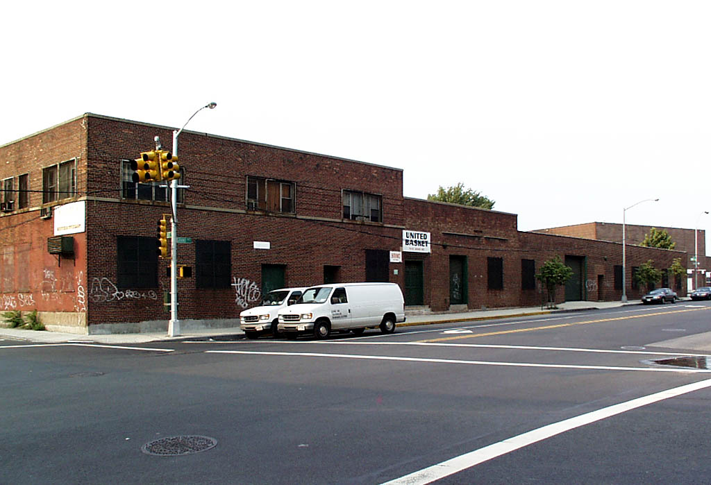 58-01 Grand Ave, Maspeth, NY à vendre Photo de l’immeuble– Image 1 sur 4