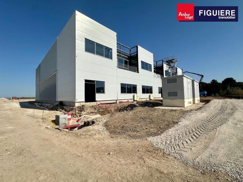 Local d'activités dans Marignane à vendre - Photo de l’immeuble – Image 2 sur 18