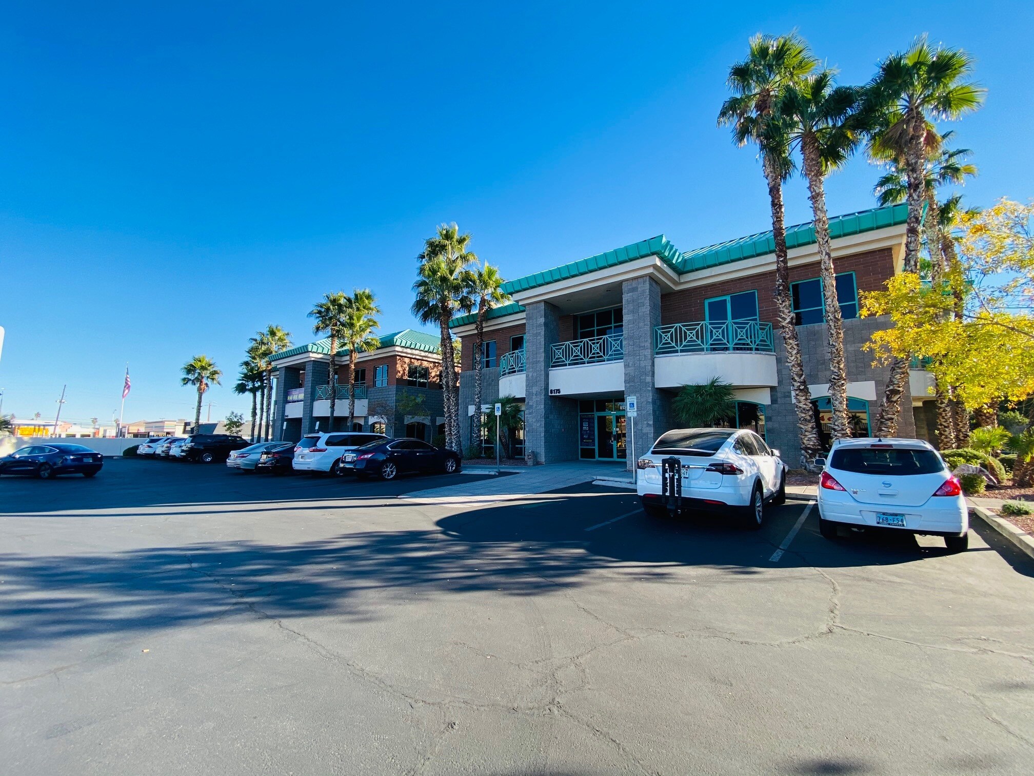 6145-6175 Spring Mountain Rd, Las Vegas, NV à louer Photo principale– Image 1 sur 11