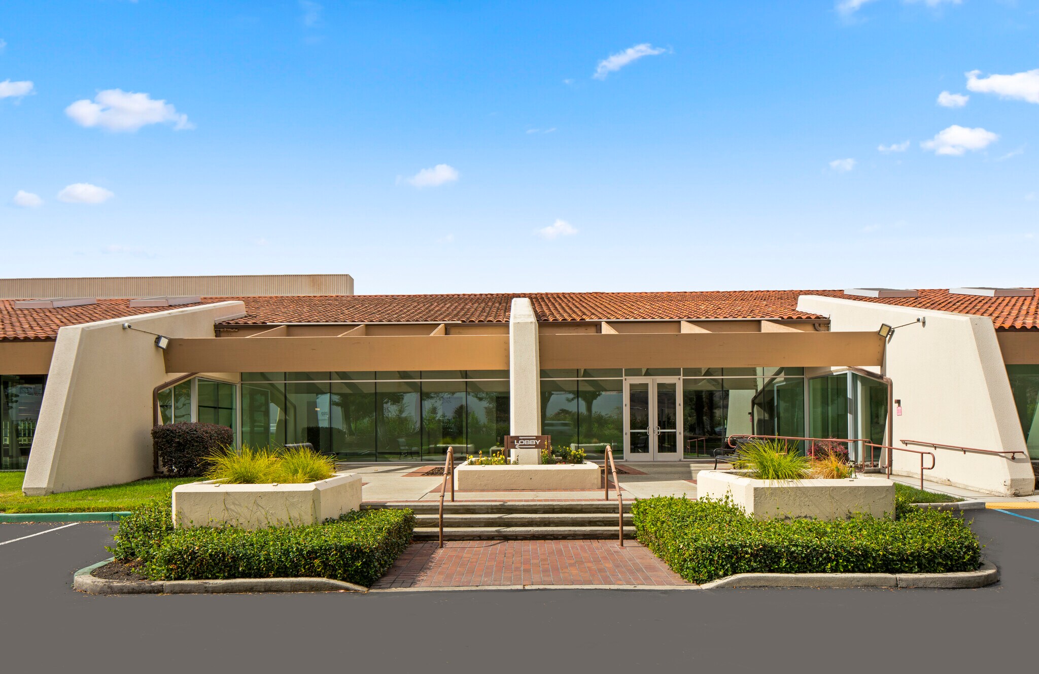 195 S Milpitas Blvd, Milpitas, CA à louer Photo principale– Image 1 sur 16