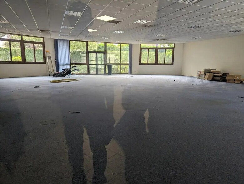 Bureau dans Saint-Étienne-du-Rouvray à louer - Photo de l’immeuble – Image 1 sur 6