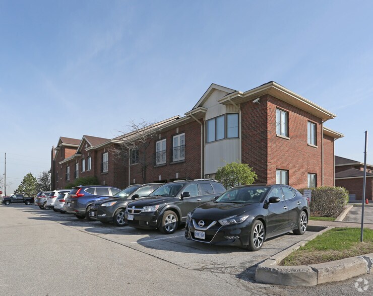 5397 Eglinton Ave W, Toronto, ON à louer - Photo principale – Image 3 sur 18