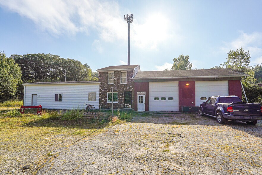 347 Riverside Dr, North Grosvenordale, CT à vendre - Photo de l’immeuble – Image 1 sur 46