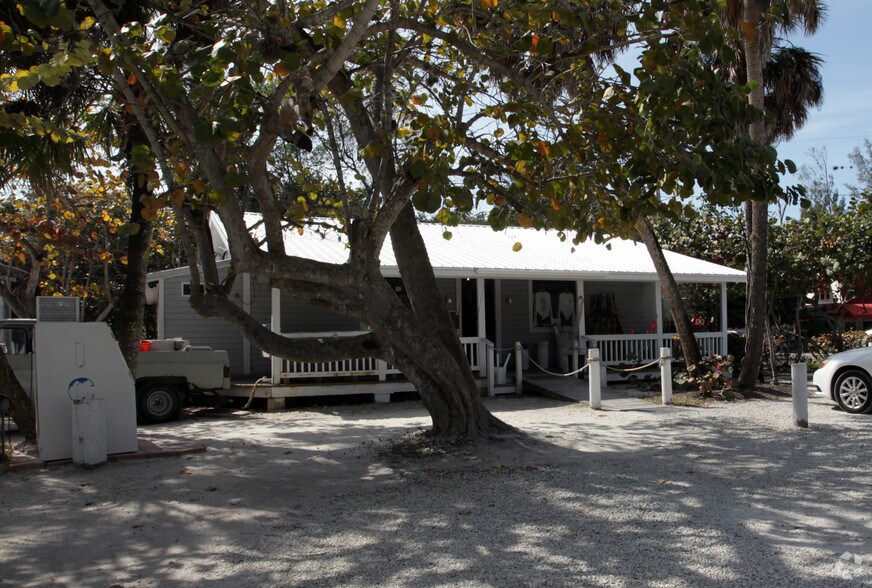 1041 Periwinkle Way, Sanibel, FL à vendre - Photo de l’immeuble – Image 2 sur 2