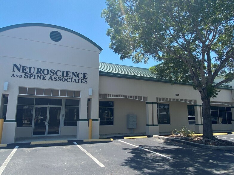 877 111th Ave N, Naples, FL à louer - Photo de l’immeuble – Image 3 sur 6