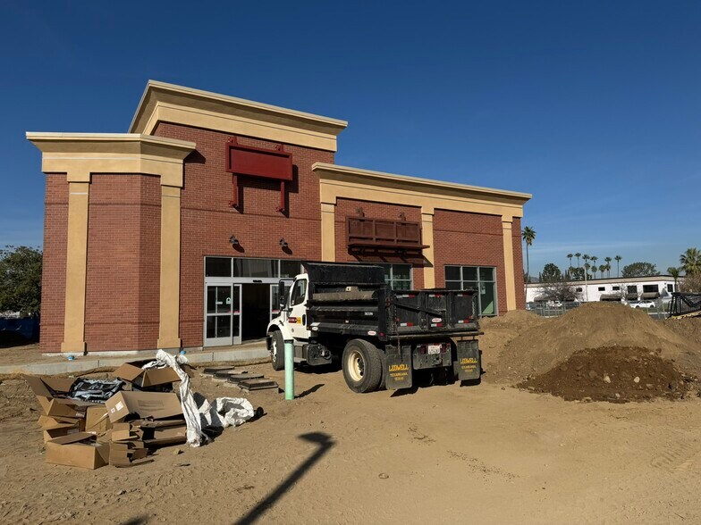 1590 Magnolia Ave, Corona, CA à louer - Photo principale – Image 1 sur 1