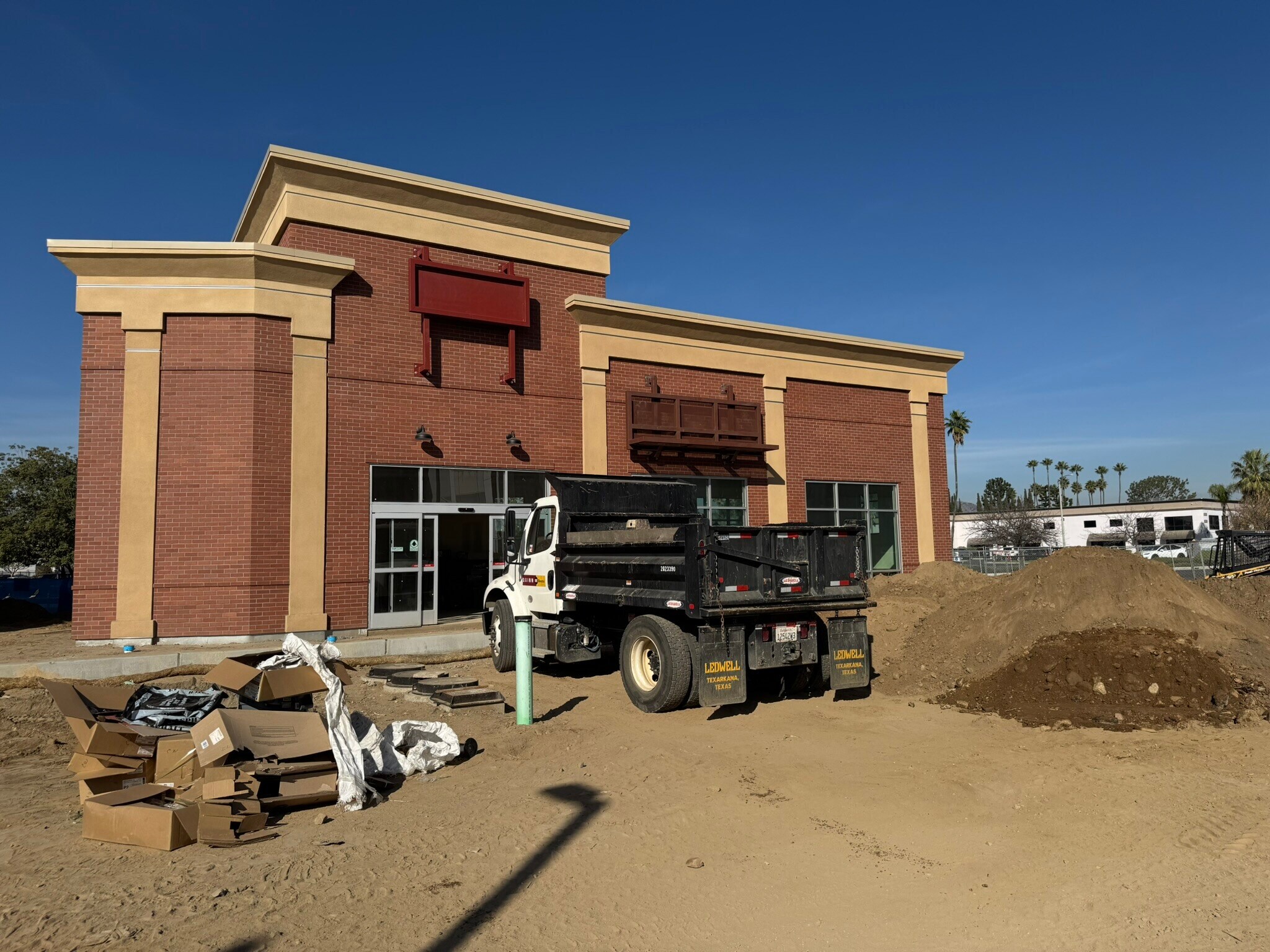 1590 Magnolia Ave, Corona, CA à louer Photo principale– Image 1 sur 2