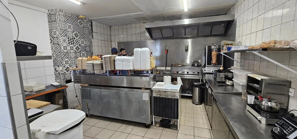 Local d’activités dans Méru à louer - Photo de l’immeuble – Image 2 sur 12