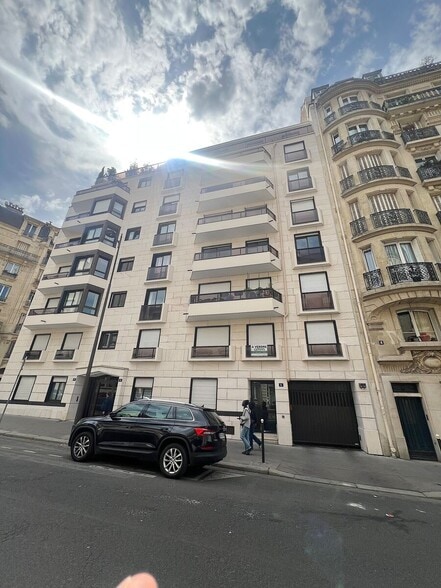 Immeuble residentiel dans Paris à vendre - Photo de l’immeuble – Image 2 sur 24