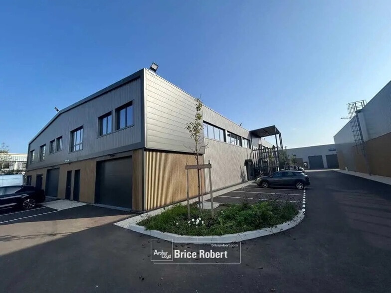 Local d'activités dans Chassieu à vendre - Photo de l’immeuble – Image 2 sur 7