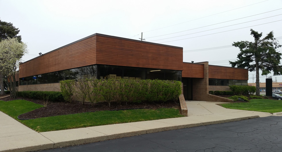 3701 E 13 Mile Rd, Warren, MI à louer - Photo de l’immeuble – Image 1 sur 1